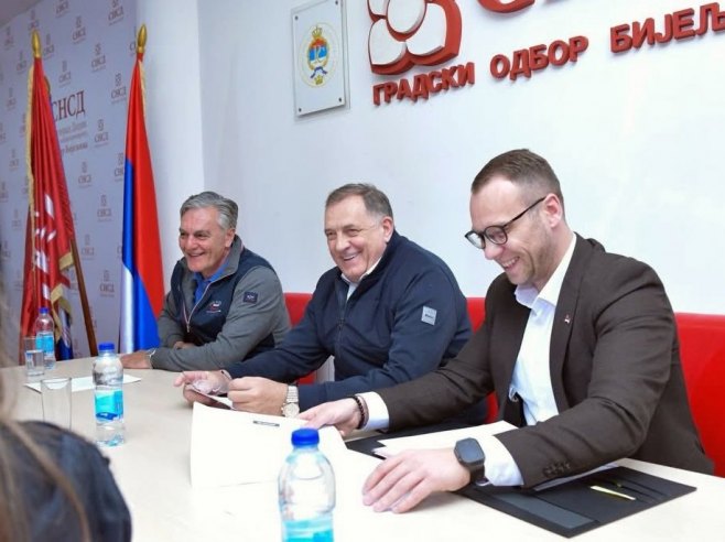 Каран и Додик у Бијеqини (фото: facebook.com/snsd.milorad.dodik) Каран и Додик у Бијеqини (фото: facebook.com/snsd.milorad.dodik) -