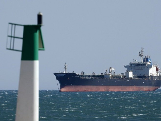 Танкер (фото: EPA/GUILLAUME HORCAJUELO) Танкер (фото: EPA/GUILLAUME HORCAJUELO) -