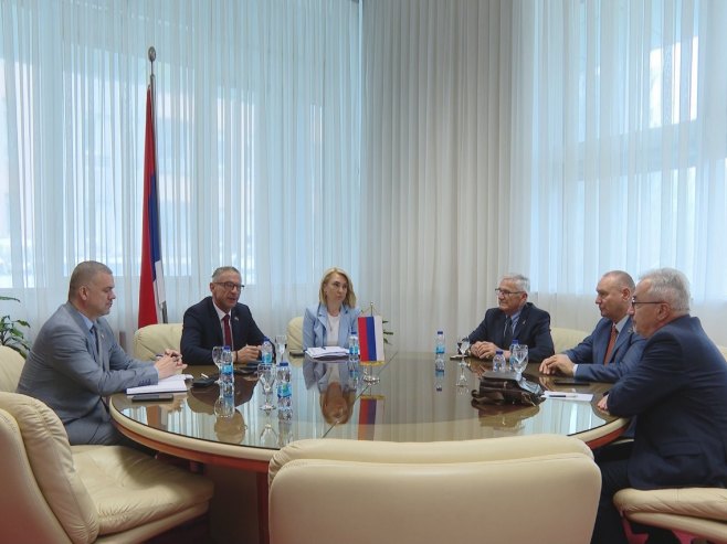 Остојић са делегацијом Организације старјешина Остојић са делегацијом Организације старјешина - Фото: РТРС