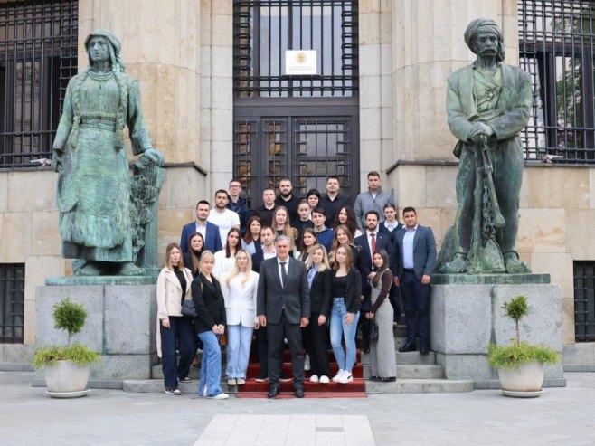 Синиша Каран са студентима Правног факултета Синиша Каран са студентима Правног факултета - Фото: ZIPAPHOTO/Borislav Zdrinja