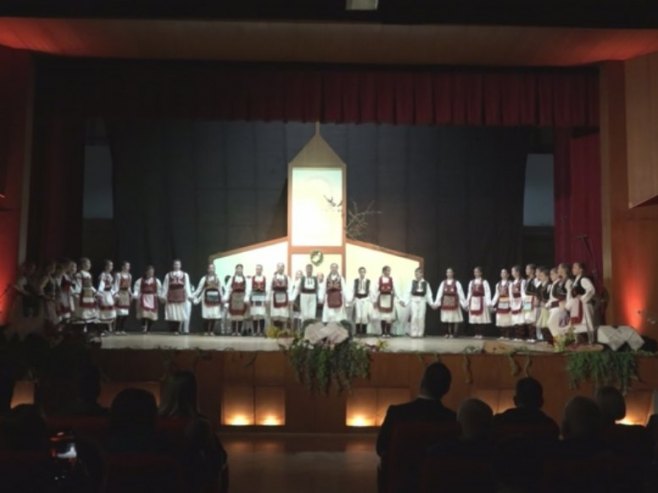 Традиционалне игре, пјесме и обичаји Посавине представљени кроз концерт "корацима посавских предака" (ВИДЕО) Традиционалне игре, пјесме и обичаји Посавине представљени кроз концерт "корацима посавских предака" (ВИДЕО)