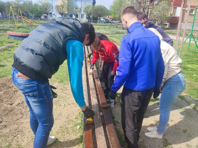 Акција чишћења и садње дрвећа у Угљевику поводом Дана планете Земље (ФОТО) Акција чишћења и садње дрвећа у Угљевику поводом Дана планете Земље (ФОТО)