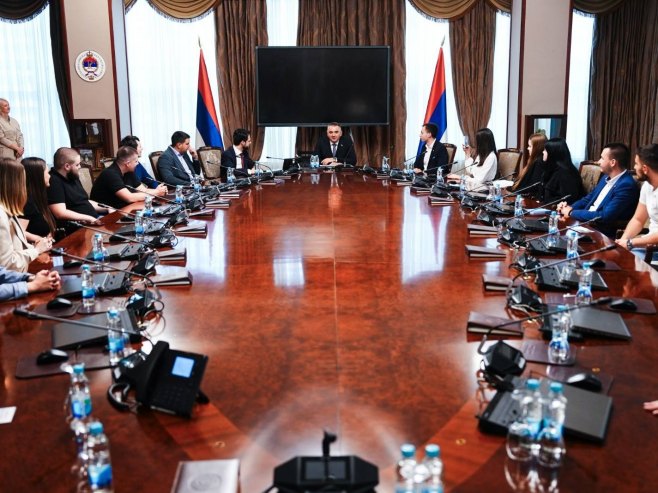 Премијер Минић са студентима (Фото: x.com) Премијер Минић са студентима (Фото: x.com) -