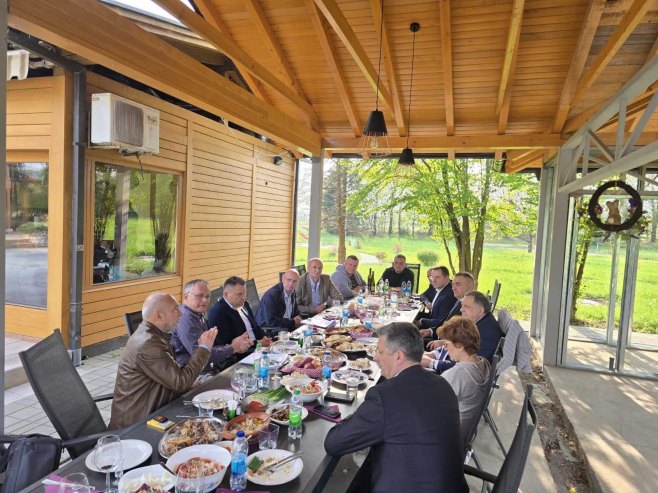 Додик са привредницима (Фото: x.com/MiloradDodik) Додик са привредницима (Фото: x.com/MiloradDodik) -