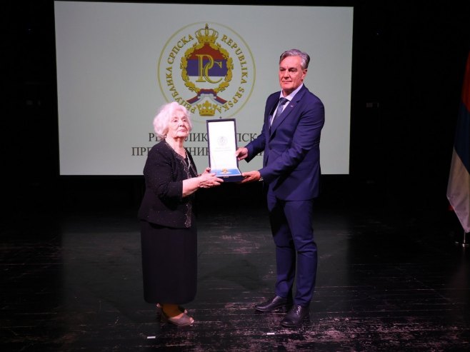 Каран уручио одликовање Јелени Бухач Радојчић Каран уручио одликовање Јелени Бухач Радојчић - Фото: ZIPAPHOTO/Borislav Zdrinja