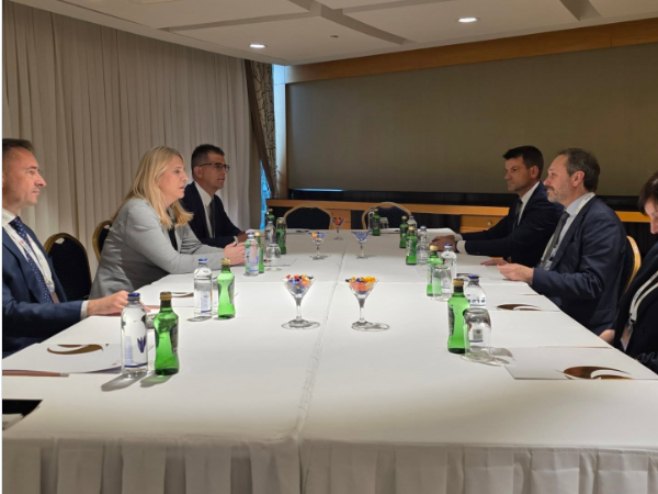 Жељка Цвијановић са Емануелеом Жофреом (Фото: www.instagram.com/zeljka.cvijanovic/) Жељка Цвијановић са Емануелеом Жофреом (Фото: www.instagram.com/zeljka.cvijanovic/) -