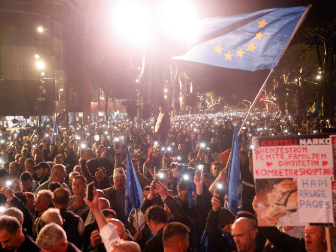 Протести у Тирани (фото: EPA/MALTON DIBRA) Протести у Тирани (фото: EPA/MALTON DIBRA) -