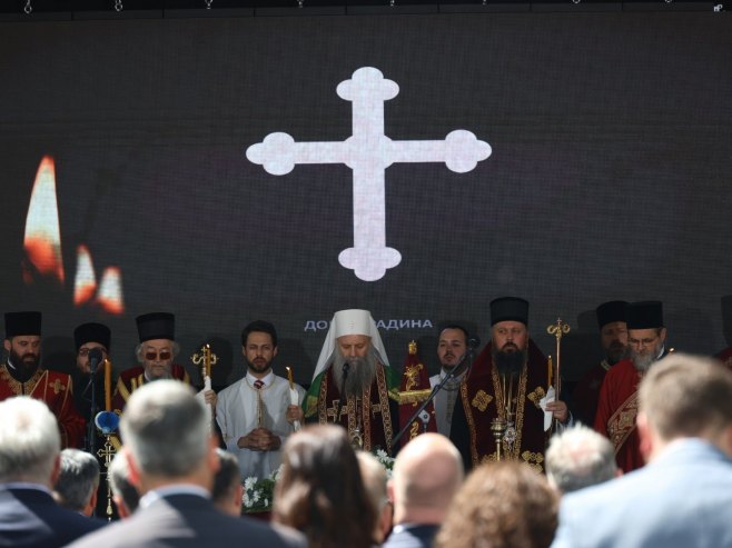 Доња Градина-патријарх Порфирије служи парастос Доња Градина-патријарх Порфирије служи парастос - Фото: ZIPAPHOTO/Borislav Zdrinja