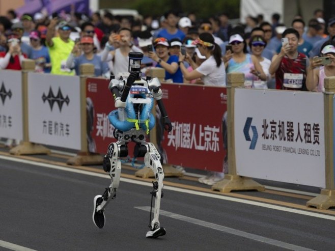 Маратон робота у Кини (Фото: EPA/ANDRES MARTINEZ CASARES) Маратон робота у Кини (Фото: EPA/ANDRES MARTINEZ CASARES) -