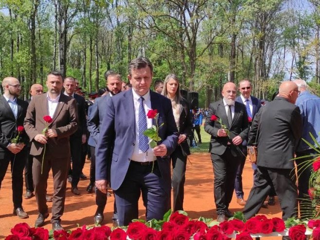 Делегација СДС-а полаже цвијеће у Доњој Градини Делегација СДС-а полаже цвијеће у Доњој Градини - Фото: Уступљена фотографија