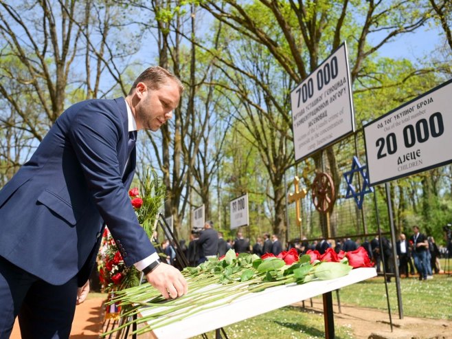 Станивуковић одаје помен страдалима усташког терора (фото: facebook.com/draskostanivukovicbl) Станивуковић одаје помен страдалима усташког терора (фото: facebook.com/draskostanivukovicbl) -