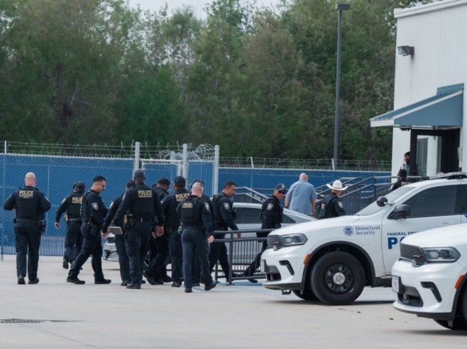 Полиција Лузијане (фото: EPA/OLGA FEDOROVA) Полиција Лузијане (фото: EPA/OLGA FEDOROVA) -