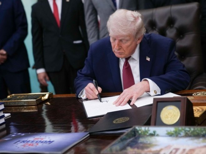 Доналд Трамп (фото: EPA/ALLISON ROBBERT) Доналд Трамп (фото: EPA/ALLISON ROBBERT) -