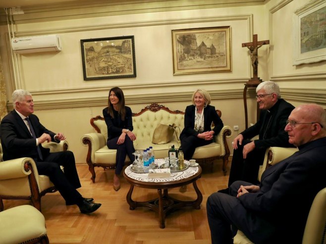 Човић и бискуп Мајић Човић и бискуп Мајић - Фото: СРНА