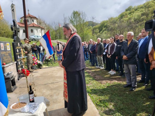 Откривање и освећење спомен плоче - Мајевичка бригада Откривање и освећење спомен плоче - Мајевичка бригада - Фото: РТРС