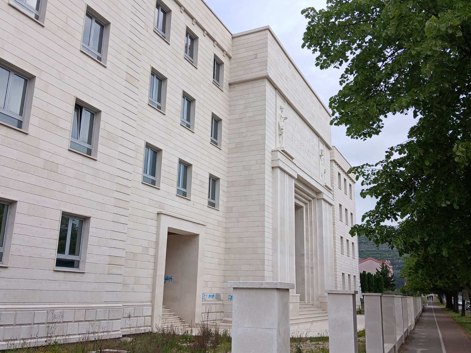 Драшковић предао недовршен објекат Гимназије без накнаде Граду Требињу Драшковић предао недовршен објекат Гимназије без накнаде Граду Требињу