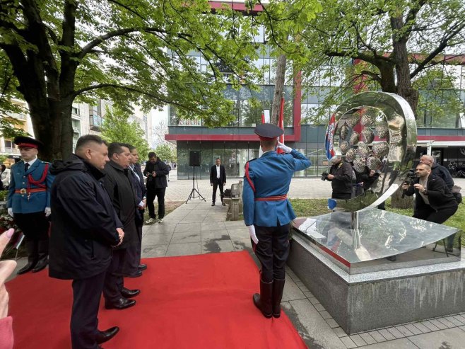 Положени вијенци на Споменик 12 беба Положени вијенци на Споменик 12 беба - Фото: СРНА