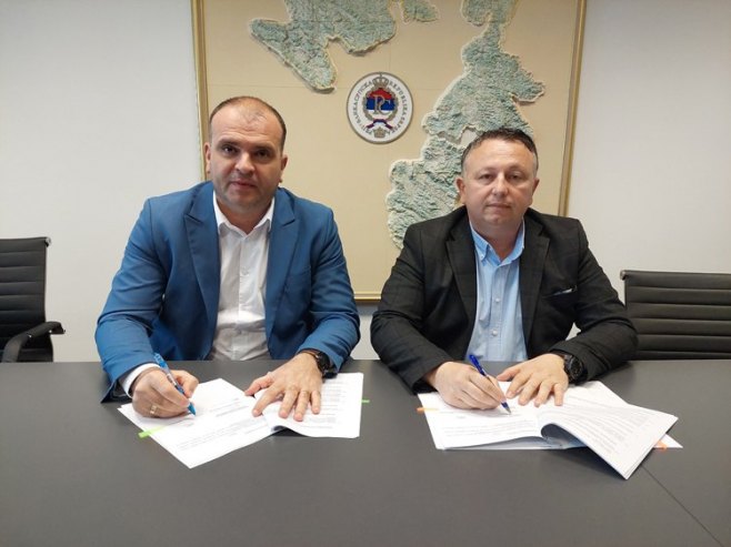 Потписивање уговора (Фото: gradzvornik.org/) Потписивање уговора (Фото: gradzvornik.org/) -