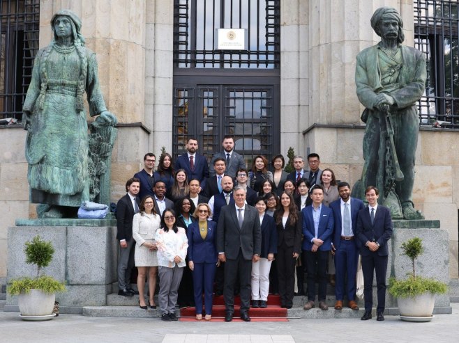 Каран са америчким студентима Каран са америчким студентима - Фото: ZIPAPHOTO/Borislav Zdrinja