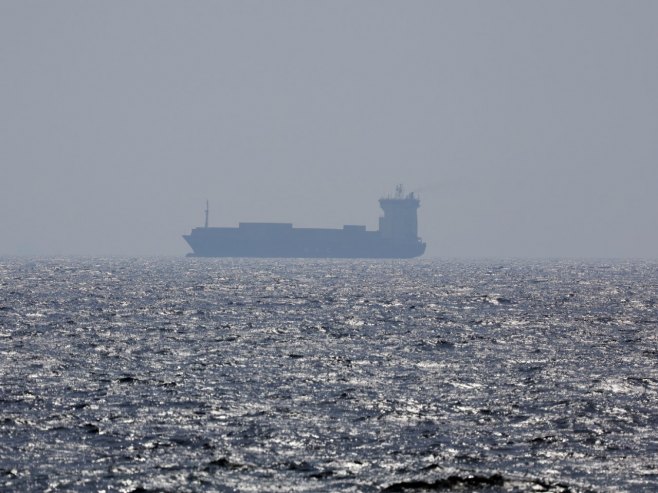 Поглед из УАЕ на танкер у Ормуском мореузу (фото: EPA/ALI HAIDER9 Поглед из УАЕ на танкер у Ормуском мореузу (фото: EPA/ALI HAIDER9 -