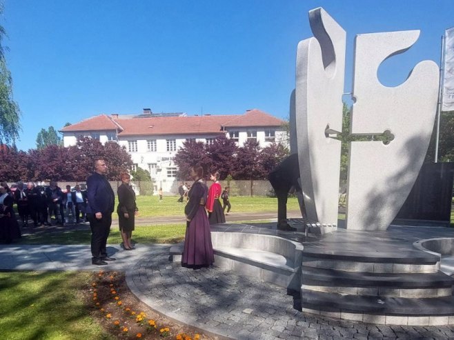 Полагање вијенаца у Спомен парку Слободе у Градишци Полагање вијенаца у Спомен парку Слободе у Градишци - Фото: РТРС