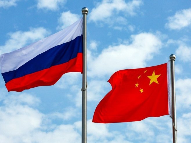 Заставе Русије и Кине (Фото: EPA/VLADIMIR SMIRNOV) Заставе Русије и Кине (Фото: EPA/VLADIMIR SMIRNOV) -