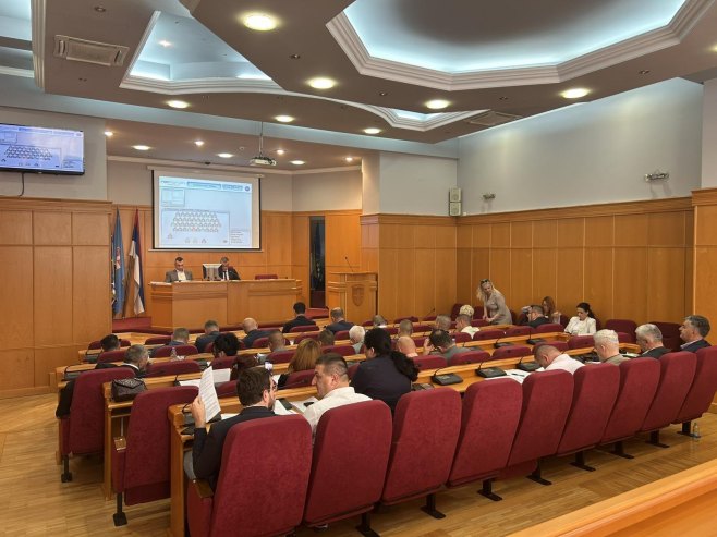 Требиње: Усвојена одлука о бесплатним парцелама за младе брачне парове, вишечлане породице и самохране родитеље Требиње: Усвојена одлука о бесплатним парцелама за младе брачне парове, вишечлане породице и самохране родитеље