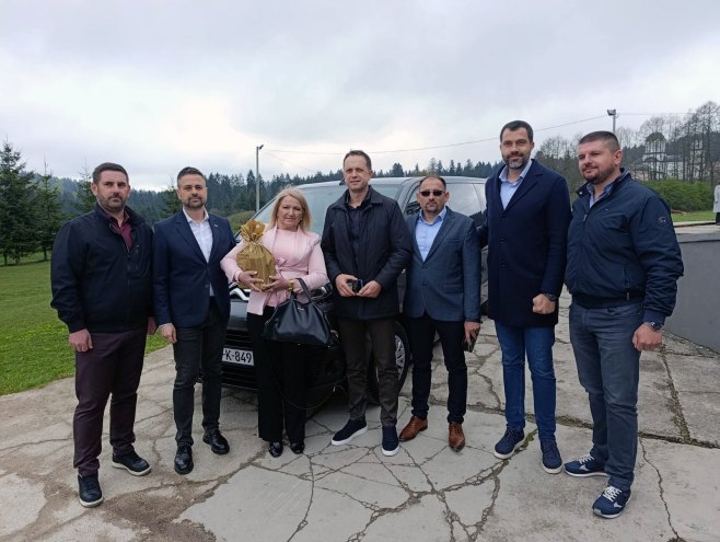 Рибник - Основна школа "Петар Кочић" - дониран комби Рибник - Основна школа "Петар Кочић" - дониран комби - Фото: СРНА