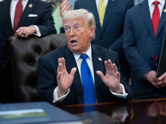 Трамп подиже царину на европске аутомобиле на 25 одсто Трамп подиже царину на европске аутомобиле на 25 одсто