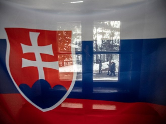 Застава Словачке (Фото: EPA/MARTIN DIVISEK) Застава Словачке (Фото: EPA/MARTIN DIVISEK) -