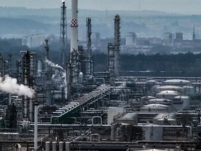 Нафта (Фото: EPA/HANNIBAL HANSCHKE/илустрација) Нафта (Фото: EPA/HANNIBAL HANSCHKE/илустрација) -