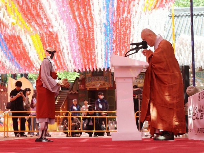 Робот Габи, будиста (фото: EPA/YONHAP SOUTH KOREA) Робот Габи, будиста (фото: EPA/YONHAP SOUTH KOREA) -