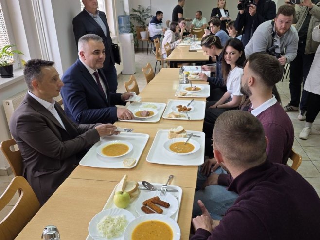 Минић са студентима Минић са студентима - Фото: РТРС