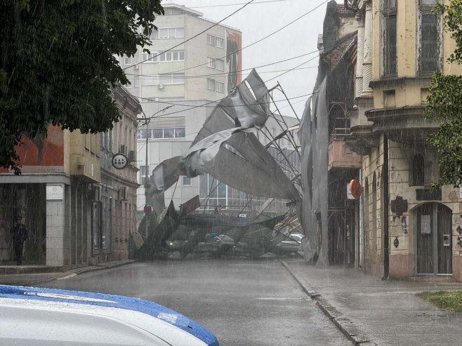 Олујно невријеме у Приједору срушило заштиту на оштећеној згради Олујно невријеме у Приједору срушило заштиту на оштећеној згради - Фото: РТРС