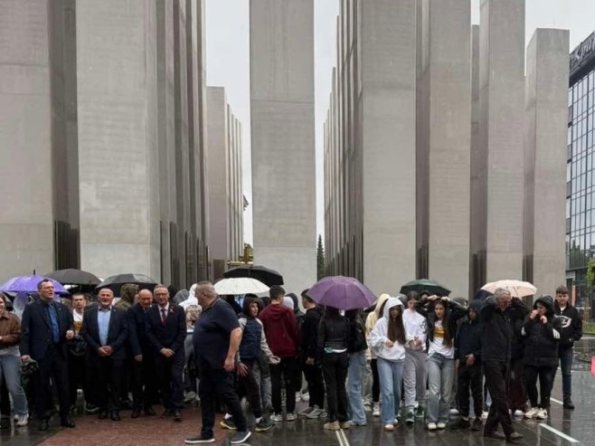 Полагање вијенаца Полагање вијенаца - Фото: Уступљена фотографија
