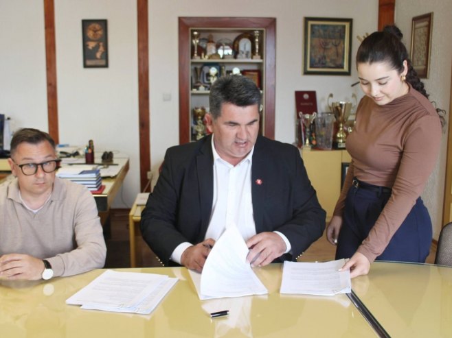 Потписани уговори у Лопарама Потписани уговори у Лопарама - Фото: РТРС