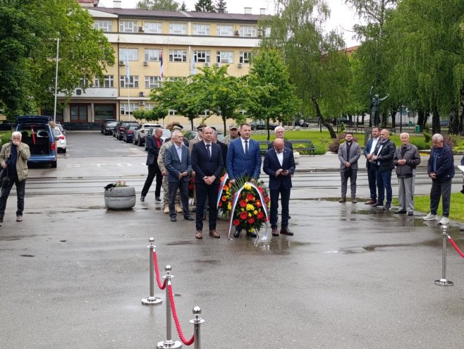 Полагање вијенаца поводом Дана града Приједора Полагање вијенаца поводом Дана града Приједора - Фото: РТРС