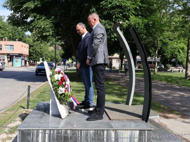 Добој - полагање вијенаца код споменика шесторици португалских војника Добој - полагање вијенаца код споменика шесторици португалских војника - Фото: СРНА