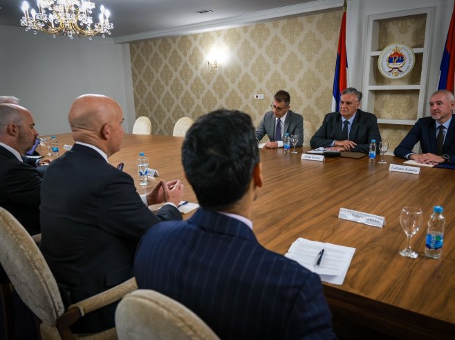 Амерички конгресмени са Караном (Фото: x.com/USEmbassySJJ) Амерички конгресмени са Караном (Фото: x.com/USEmbassySJJ) -