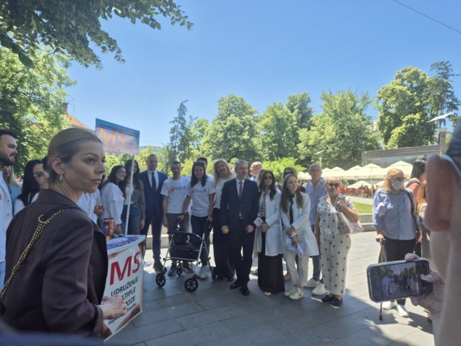 Под слоганом "Моја глава, моја брига" у Бањалуци обиљежен Свјетски дан мултипле склерозе (ФОТО) Под слоганом "Моја глава, моја брига" у Бањалуци обиљежен Свјетски дан мултипле склерозе (ФОТО)