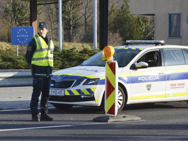 Полиција Словеније (Фото: EPA/MICOL BRUSAFERRO) Полиција Словеније (Фото: EPA/MICOL BRUSAFERRO) -
