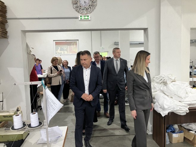 Раденко Бубић и Адријана Месаровић у посјети Дрвару и предузецу "Јумко" Раденко Бубић и Адријана Месаровић у посјети Дрвару и предузецу "Јумко" - Фото: РТРС