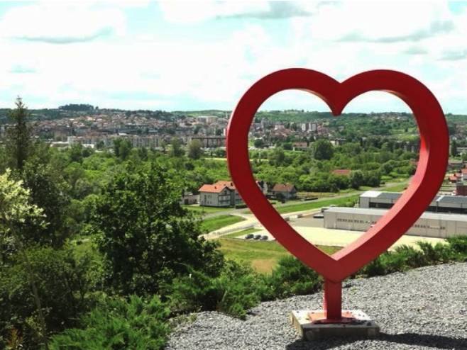 Дервента представила нови туристички садржај - видиковац на Бабином брду (ВИДЕО) Дервента представила нови туристички садржај - видиковац на Бабином брду (ВИДЕО)