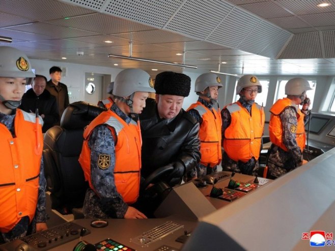 Ким Џонг Ун на разарачу, архивска фотографија (фото: EPA/KCNA) Ким Џонг Ун на разарачу, архивска фотографија (фото: EPA/KCNA) -
