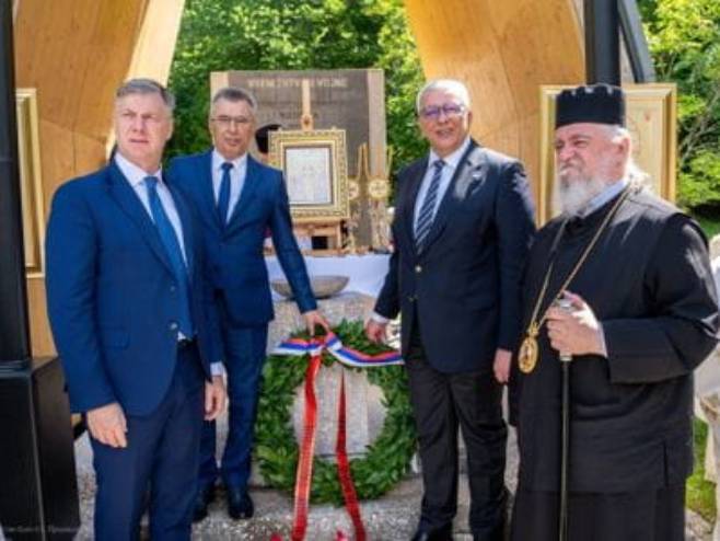 Мандић положио вијенац на спомен-обиљежје у Камнишкој Бистрици (Фото: Скупштина Црне Горе) Мандић положио вијенац на спомен-обиљежје у Камнишкој Бистрици (Фото: Скупштина Црне Горе) -