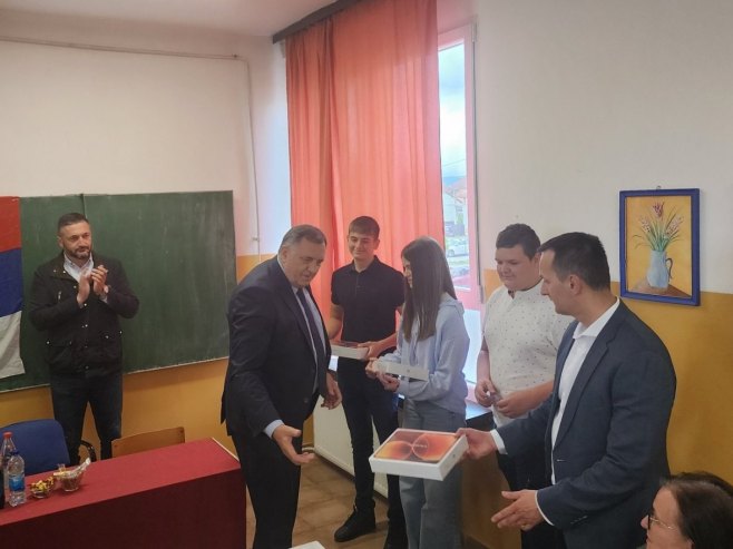 Информатичка опрема за троје успјешних ученика Информатичка опрема за троје успјешних ученика - Фото: РТРС