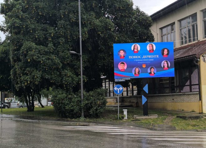 Дервента одала признање најбољима: Билборди за ученике генерације Дервента одала признање најбољима: Билборди за ученике генерације