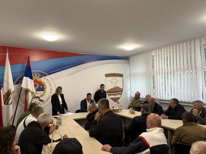 Потписани уговори са 30 корисника за субвенцију набавке пољопривредних машина Потписани уговори са 30 корисника за субвенцију набавке пољопривредних машина - Фото: СРНА