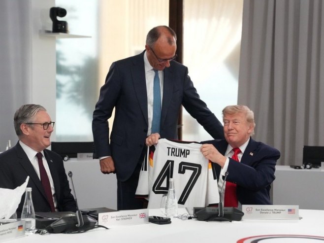 Самит Г7: Мерц поклонио Трампу дрес њемачке фудбалске репрезентације са бројем 47 Самит Г7: Мерц поклонио Трампу дрес њемачке фудбалске репрезентације са бројем 47