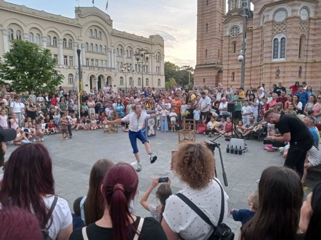 Почео традиционални Фестивал уличних забављача "ТротоАрт" у Бањалуци Почео традиционални Фестивал уличних забављача "ТротоАрт" у Бањалуци